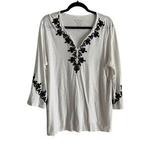 Chicos Women SZ 2/Medium White/Black V-Neck Embroidered 1/2 Sleeve T-Shirt